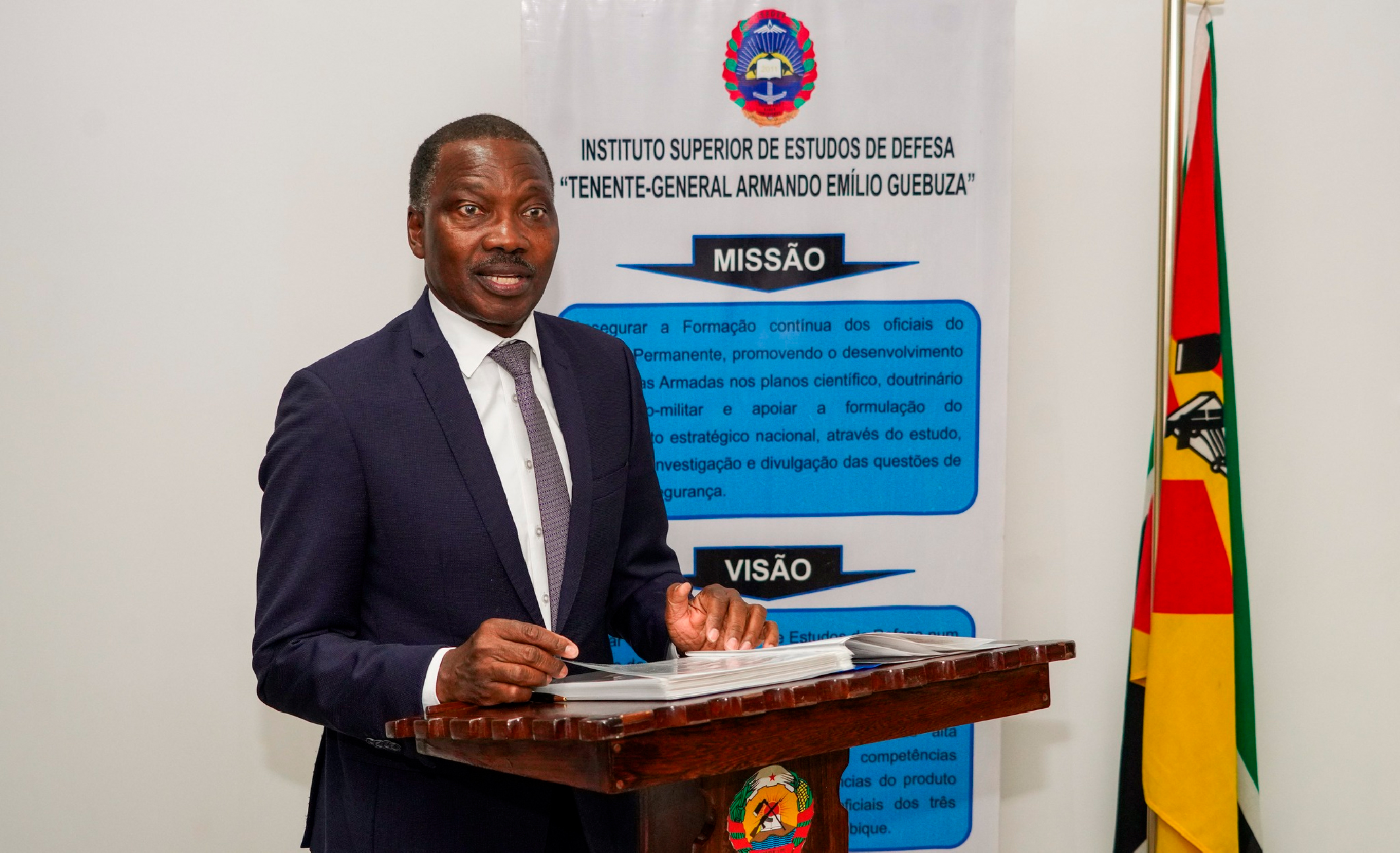 GOVERNADOR DO BANCO DE MOÇAMBIQUE PROFERE UMA PALESTRA SOBRE ECONOMIA AOS AUDITORES DO CURSO DE DEFESA NACIONAL